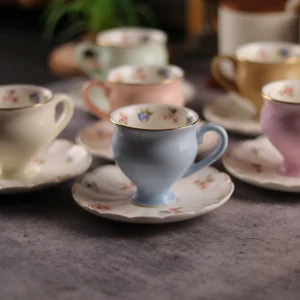 فناجين قهوة ملونة